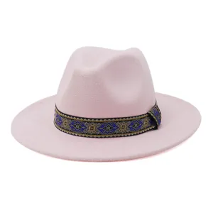Roze wollen vilt fedora hoed met etnisch patroon lint, stijlvolle brede platte rand.