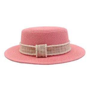 Rosa Strohhut im Boater-Stil mit beige Tweed-Band und zarten Perlenbesatz-Details.