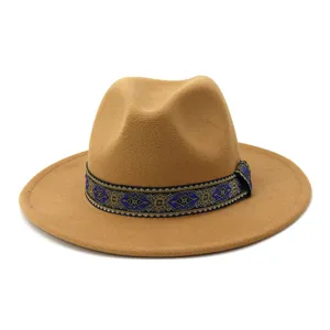 Detailweergave kameel wollen fedora hoed met blauwe etnische patroon band, platte brede rand.