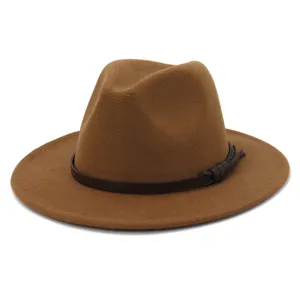 Vista detallada del borde del sombrero fedora de fieltro marrón y correa de cuero.