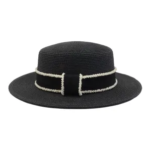 Schwarzer Damen Strohhut mit schwarzem Band und eleganter weißer Perlenborte für den Sommer.