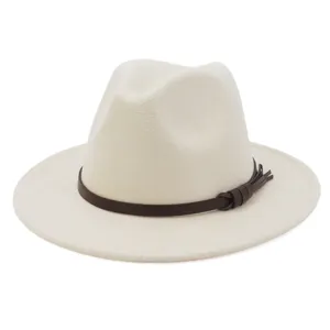 Vista detallada del sombrero fedora de fieltro crema para mujer con cinturón de cuero marrón.