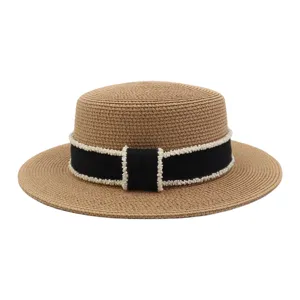 Damen Strohhut mit schwarzem Band und weißem Perlenbesatz für Sommer Strand und Sonnenschutz.