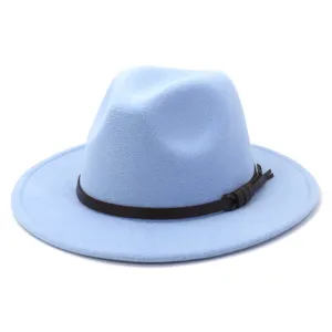Primer plano detalle del elegante sombrero fedora azul claro con cinturón de cuero marrón.