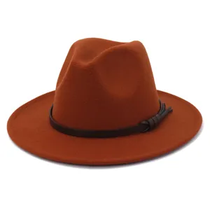 Primer plano detallado del sombrero fedora de fieltro marrón con correa de cuero y borla.