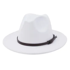 Vista de cerca detallada del sombrero fedora blanco, con una correa de cuero marrón.