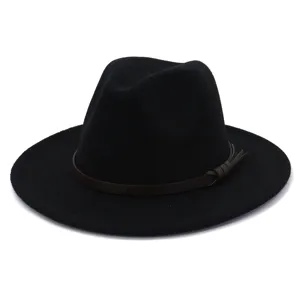 Clásico sombrero fedora negro para mujer, con cinturón de cuero marrón y detalle de borla.