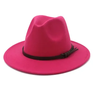 Vista detallada del sombrero fedora de fieltro de lana para mujer con correa de cuero marrón.