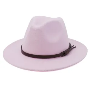 Sombrero fedora de fieltro rosa para mujer con detalle de cinturon de cuero, moda invierno.