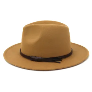 Vista detallada del sombrero de fieltro de ala ancha con un elegante cinturón de cuero.