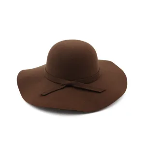 Bruine wollen floppy hoed detail, brede rand met strik, elegante herfst winter mode accessoire.