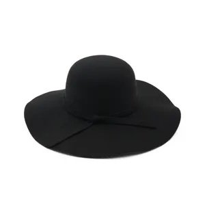 Klassieke zwarte wollen vilt fedora hoed met brede rand voor elegante vrouwen.