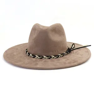 Bruine suède fedora hoed detail, brede vintage rand met gevlochten band en zijkwast.
