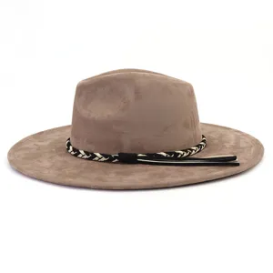 Suède fedora hoed detail, breed gerande herenhoed met gevlochten band en stijlvolle kwastjes.