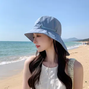Chapeau de soleil d'été bleu clair pour femme, large bord plage vacances bob anti-UV.