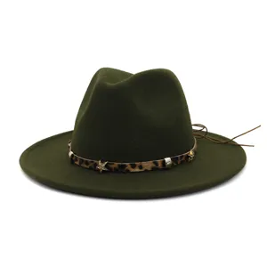 Gros plan détail du chapeau feutre vert foncé avec sangle léopard et clous étoiles métal.