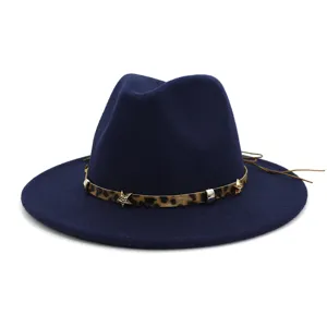 Gros plan sur le chapeau fedora bleu avec une bande léopard et des étoiles dorées.