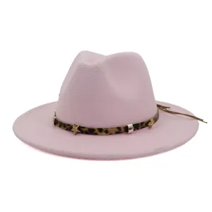 Chapeau fedora rose élégant en laine avec bande léopard et jolies breloques étoiles.