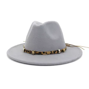 Chapeau fedora en feutre de laine grise avec bracelet imprime leopard et etoiles dorees