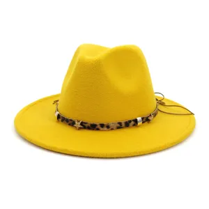 Chapeau fedora en feutre jaune avec bande léopard et détails d'étoiles métalliques.