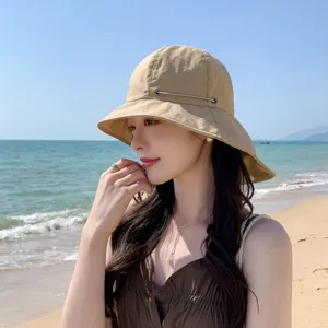 Élégant chapeau de soleil beige femme été plage respirant grand bord protection UV.