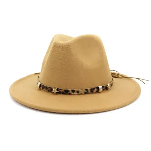 Vue détaillée d'un chapeau fedora en feutre beige avec bande léopard et décorations étoiles métal.