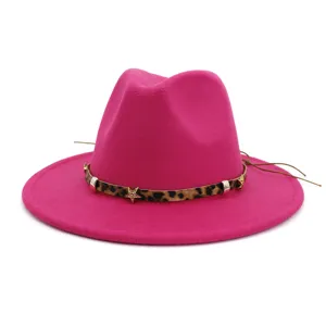 Vue rapprochée du chapeau fedora élégant en feutre de laine rose avec bande léopard.