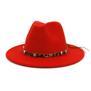 Chapeau fedora en feutre de laine rouge pour hommes et femmes avec bande imprimé léopard.