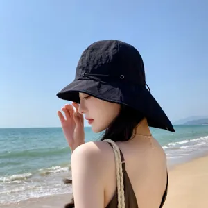 Vue détaillée d'un chapeau de soleil noir à large bord, chapeau de plage respirant pour femmes.