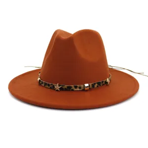 Chapeau fedora en laine camel avec ceinture imprimé léopard, breloques étoiles dorées et bord plat.
