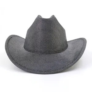 Gros plan détail montrant la texture pointillée unique et le bord incurvé du chapeau de cow-boy.
