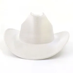Chapeau de cowboy blanc brillant en détail, bord large pailleté, accessoire de costume gros plan.