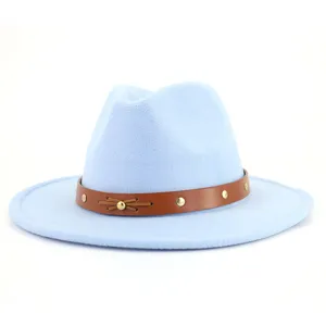 Hellblaue Woll-Fedora-Hut Detailaufnahme mit braunem Lederband und schicken Metallnieten.