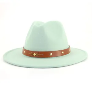 Mintgrüner Wollfedora Hut für Damen, eleganter Jazzhut mit braunem Lederriemen und Nieten.