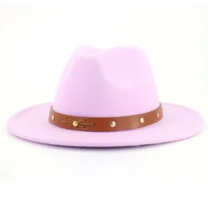 Detailansicht eines lila Wollfilz-Fedora-Hutes mit braunem Lederriemen und Metallnieten.
