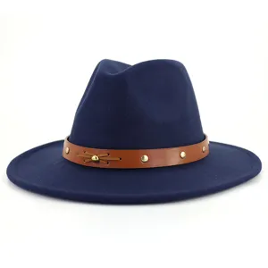Klassischer dunkelblauer Wollfedora-Hut mit braunem Lederband und schicken Metalldetails.