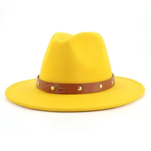 Nahaufnahme des gelben Wollfilz Fedora Hutes mit braunem Lederband und goldenen Nieten.
