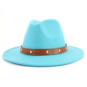Nahaufnahme des türkisfarbenen Wollfilz-Fedora-Hutes mit braunem Ledergürtel und Metallnieten.