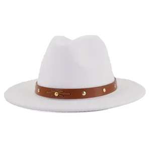 Weißer Filz Fedora Hut Detail, eleganter breitkrempiger Jazzhut mit braunem Lederband Nieten.