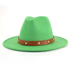 Grüner Filzhut im Detail, braunes Lederband mit Nieten, stilvolles Herbst Winter Accessoire