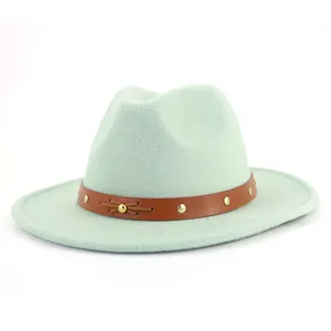 Detailansicht des gruenen Damen Wollfedora Hutes mit braunem Lederriemen und Nieten.