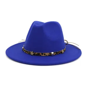 Chapeau fedora en laine bleue avec bande imprimé léopard étoiles métalliques large bord plat.