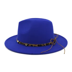 Détail du chapeau feutre bleu, bande léopard avec breloque étoile et nœud marron élégant