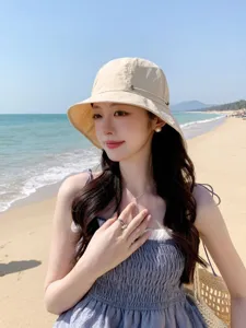 Chapeau de soleil beige à large bord, bob respirant pour vacances à la plage et voyage en été.