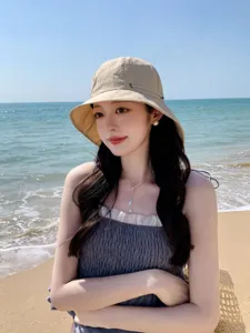 Chapeau de soleil de plage d'été pour femmes, bob à large bord respirant pour les vacances.