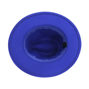 Vue de détail supérieure d'un chapeau fedora en laine bleue avec doublure et étiquette.