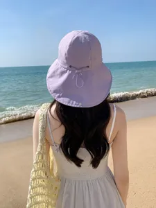 Chapeau de soleil detail avec large bord et cordon ajustable pour des vacances d'ete ideales.