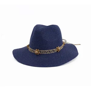 Vue détaillée du chapeau de paille bleu marine pour femme avec bande florale pour la plage.