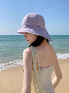 Chapeau de soleil d'été à large bord en violet clair, idéal pour la plage et les vacances.