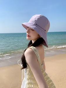 Vue de détail d'un élégant chapeau de soleil violet clair à large bord pour les vacances d'été.
